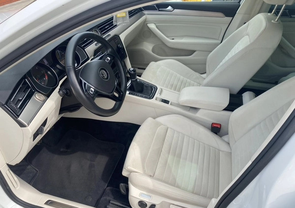 Volkswagen Passat cena 68400 przebieg: 129000, rok produkcji 2017 z Turek małe 596